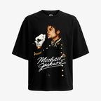Polera negra oversize con foto de Michael Jackson cantando, guante plateado y chaqueta militar con botones dorados. Firma MJ. Exclusivo Ritmoculto.