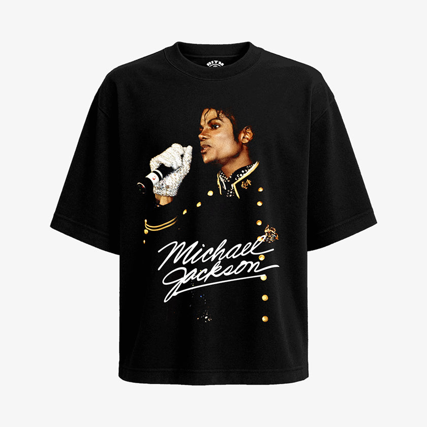 Polera negra oversize con foto de Michael Jackson cantando, guante plateado y chaqueta militar con botones dorados. Firma MJ. Exclusivo Ritmoculto.