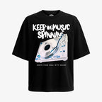 Polera negra oversized con diseño de tornamesa, texto "KEEP THE MUSIC SPINNING" y "IGNITE YOUR SOUL WITH SOUND"