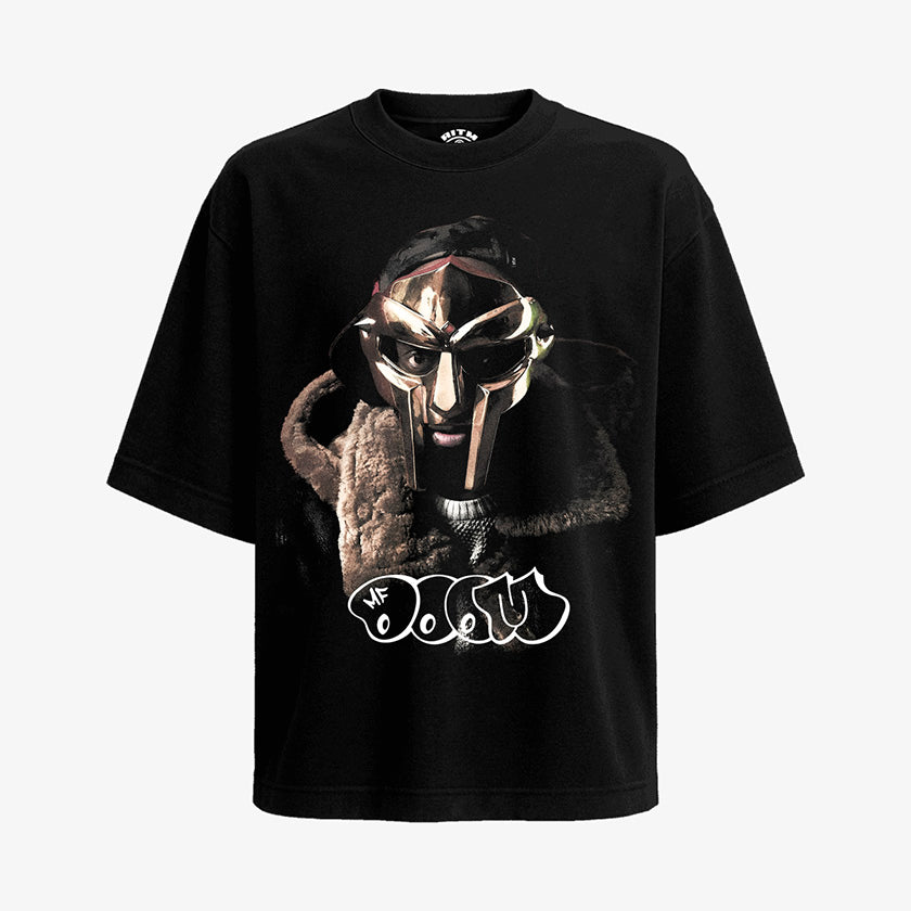 Polera negra oversized foto MF DOOM con máscara plateada y abrigo de piel fit holgado streetwear Ritmoculto