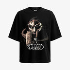 Polera negra oversized foto MF DOOM con máscara plateada y abrigo de piel fit holgado streetwear Ritmoculto