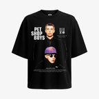 Polera negra oversized foto Pet Shop Boys Neil Tennant Chris Lowe gorra morada SMASH texto Greatest Hits synth-pop británico Ritmoculto