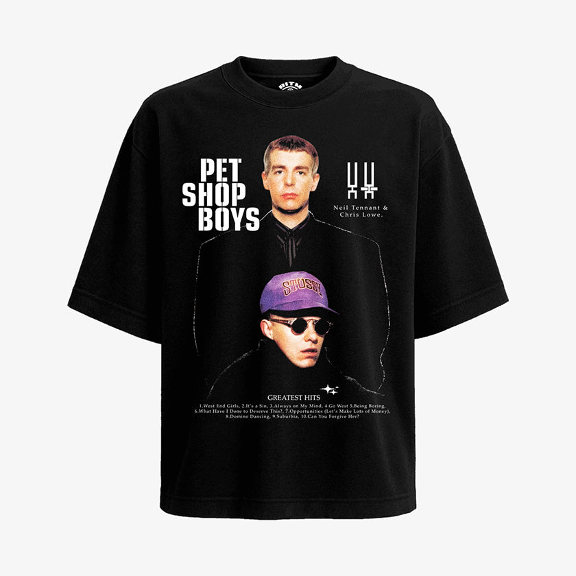 Polera negra oversized foto Pet Shop Boys Neil Tennant Chris Lowe gorra morada SMASH texto Greatest Hits synth-pop británico Ritmoculto