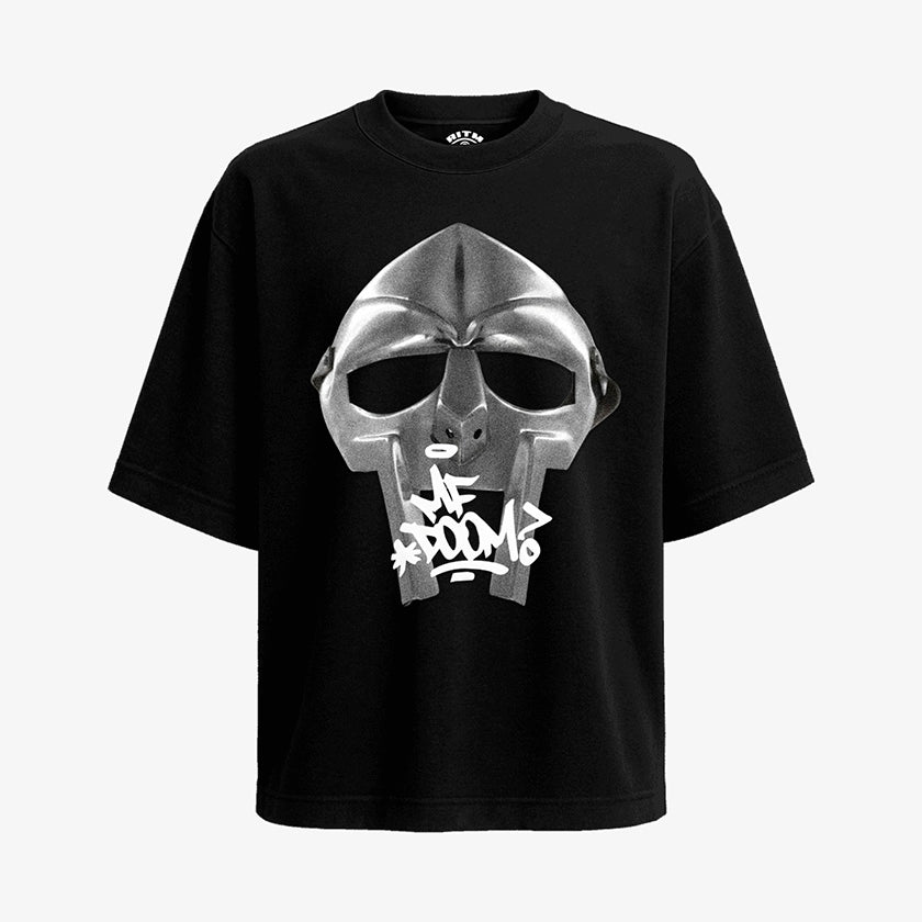 Polera negra oversized máscara metálica plateada MF DOOM con texto graffiti blanco fit holgado streetwear Ritmoculto