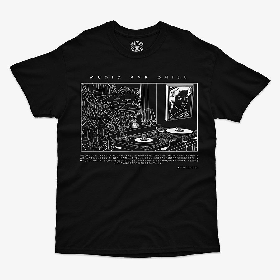 Polera negro diseno Music And Chill ambiente lofi japones con tocadiscos vinilo plantas decoracion y cuadro mujer mirando volcan Monte Fuji