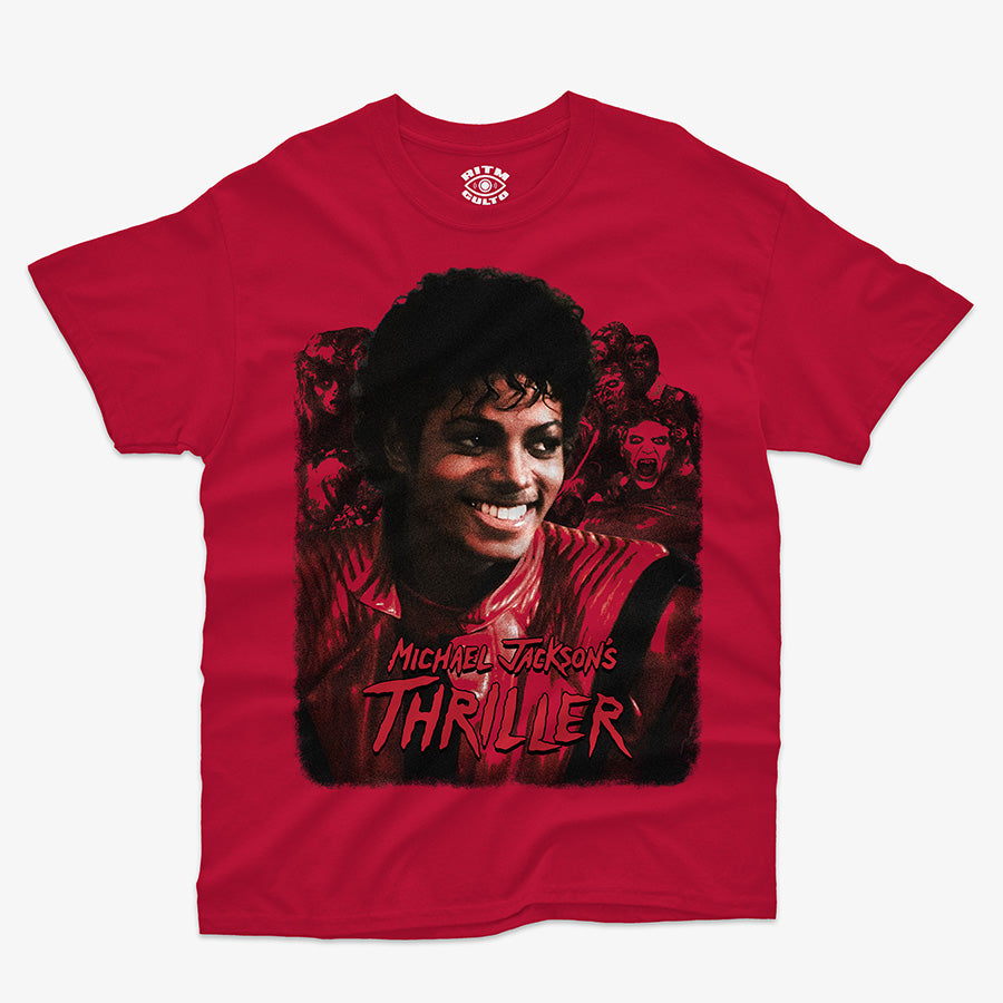 Polera roja con diseno de Michael Jackson en el video de Thriller con Michael sonriendo con chaqueta roja rodeado de zombies en un estilo retro de pelicula de terror incluye el logo Michael Jackson Thriller