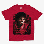 Polera roja con diseno de Michael Jackson en el video de Thriller con Michael sonriendo con chaqueta roja rodeado de zombies en un estilo retro de pelicula de terror incluye el logo Michael Jackson Thriller