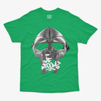 Polera verde clásica máscara metálica plateada MF DOOM con texto graffiti blanco hip hop underground Ritmoculto