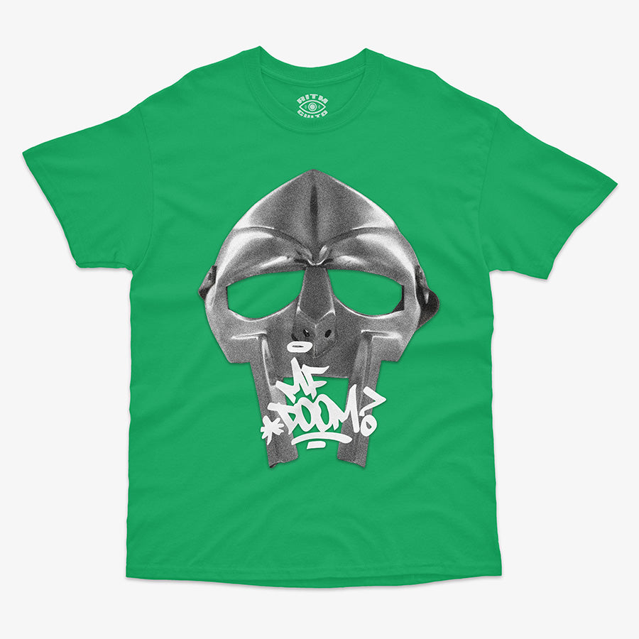 Polera verde clásica máscara metálica plateada MF DOOM con texto graffiti blanco hip hop underground Ritmoculto