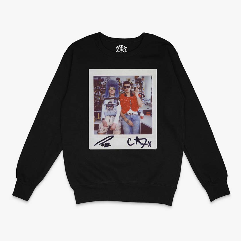 Poleron Negro Ca7riel y Paco Amoroso en el tiny desk foto instantanea con sus firmas