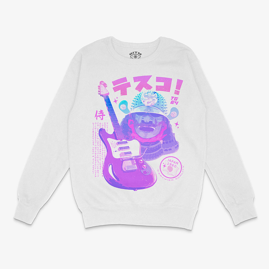 Polerón de cuello redondo de color blanco. Diseño frontal TG64 con una Guitarra Teisco morada, un casco samurái vaporwave y texto japonés/neón.