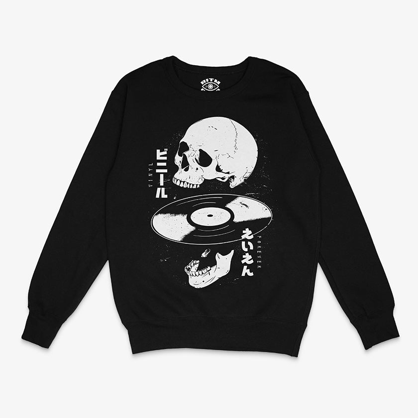 Polerón de cuello redondo de color negro. Diseño frontal con una calavera, un disco de vinilo y texto japonés/neón que dice "Vinyl Forever"