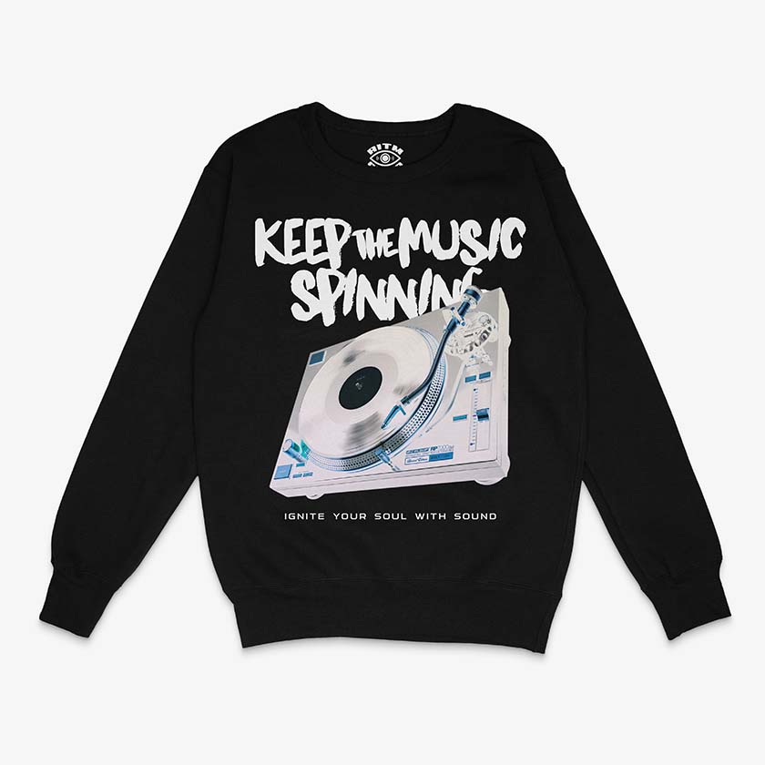 Polerón negro cuello redondo con diseño de tornamesa, texto "KEEP THE MUSIC SPINNING" y "IGNITE YOUR SOUL WITH SOUND"