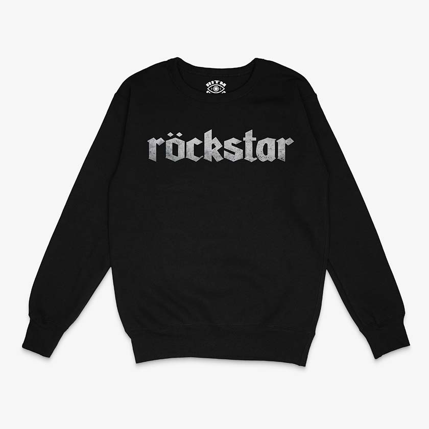 Polerón negro de cuello redondo con diseño central de la palabra "Röckstar" en tipografía gótica con textura desgastada (grunge) en color gris claro.