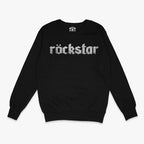 Polerón negro de cuello redondo con diseño central de la palabra "Röckstar" en tipografía gótica con textura desgastada (grunge) en color gris claro.