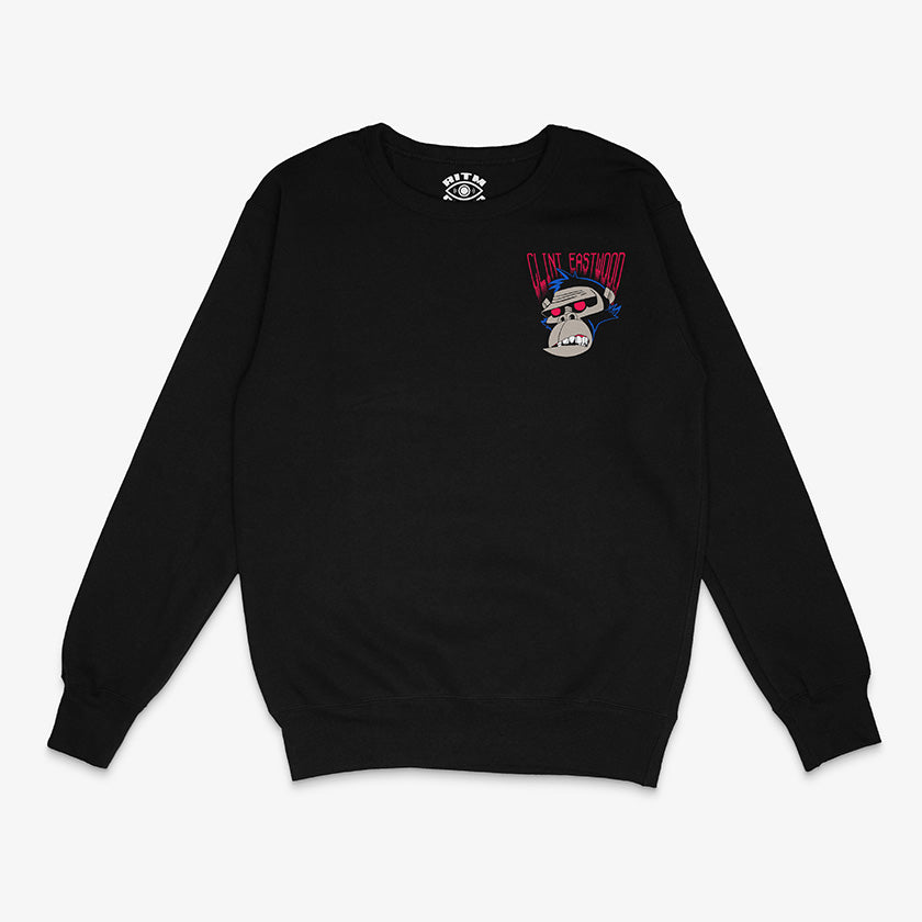Polerón negro de cuello redondo con pequeño diseño de Gorila zombie y texto "Clint Eastwood" al frente