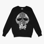 Polerón negro oversized cuello redondo máscara metálica plateada MF DOOM con texto graffiti blanco hip hop underground Ritmoculto