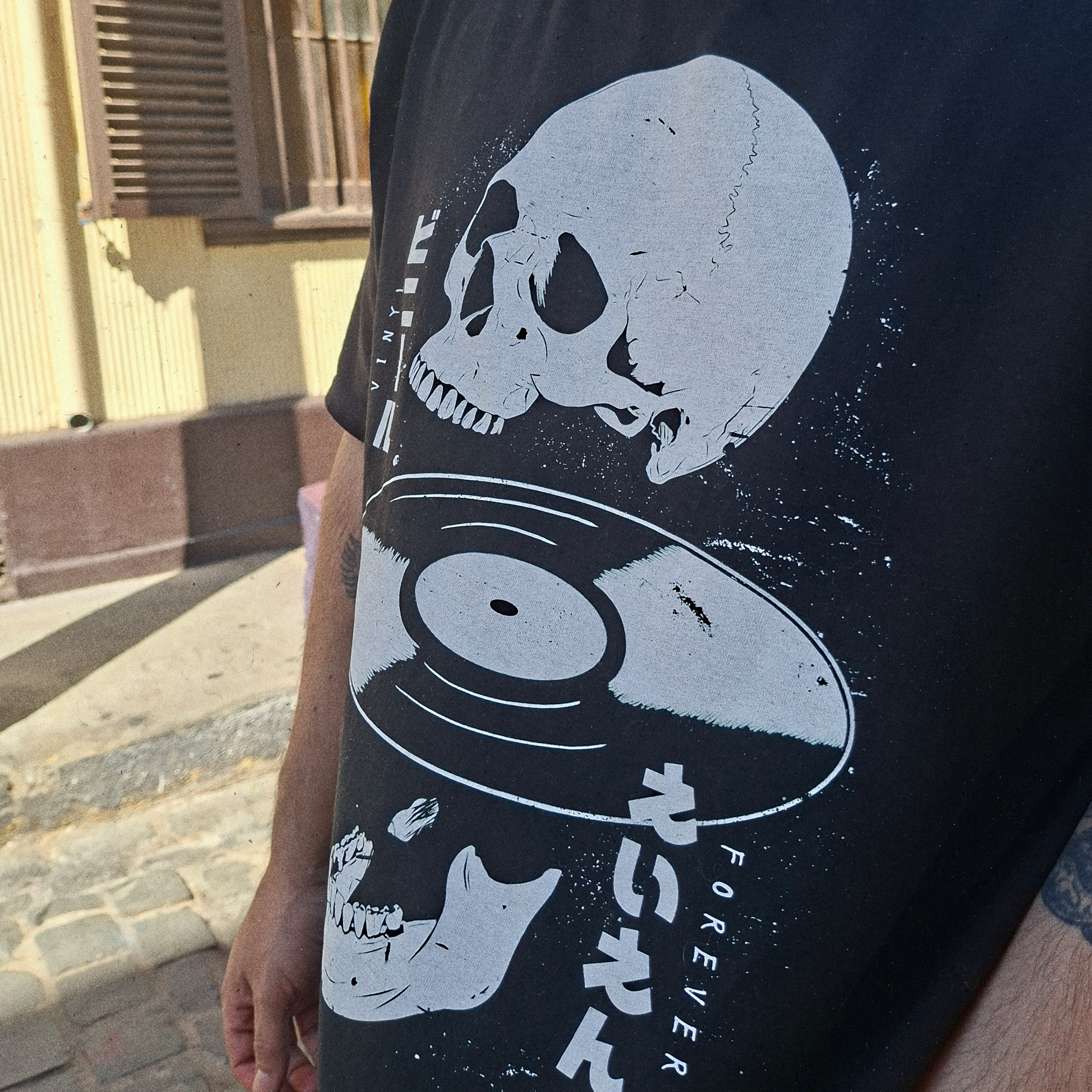 Polera Vinyl Forever | Calavera & Vinilo Japonés