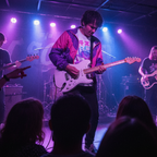 guitarrista tocando en show con Polera Teisco TG64 exclusiva de Ritmoculto