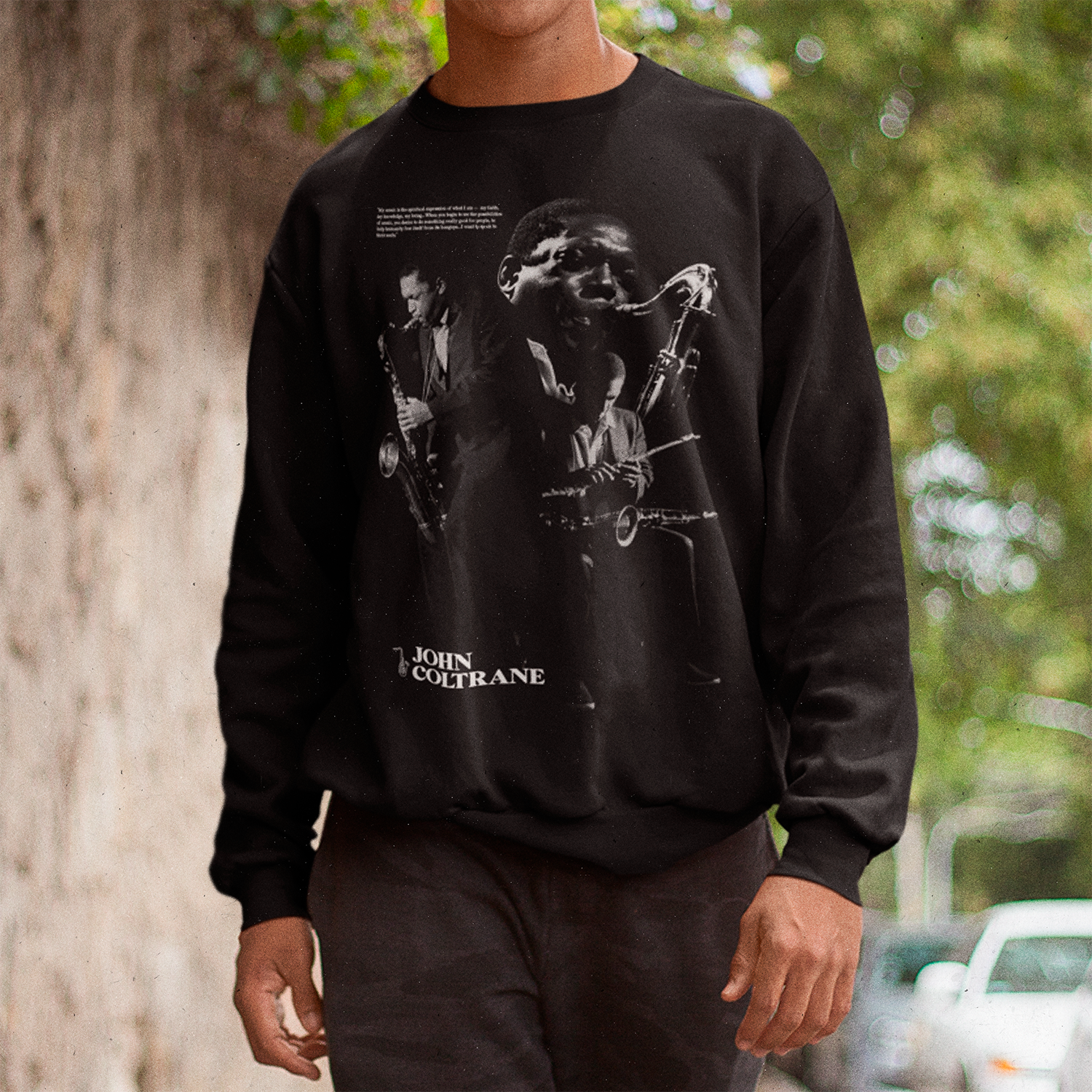 hombre 2 usando poleron polo negro de john coltrane exclusivo de ritmoculto