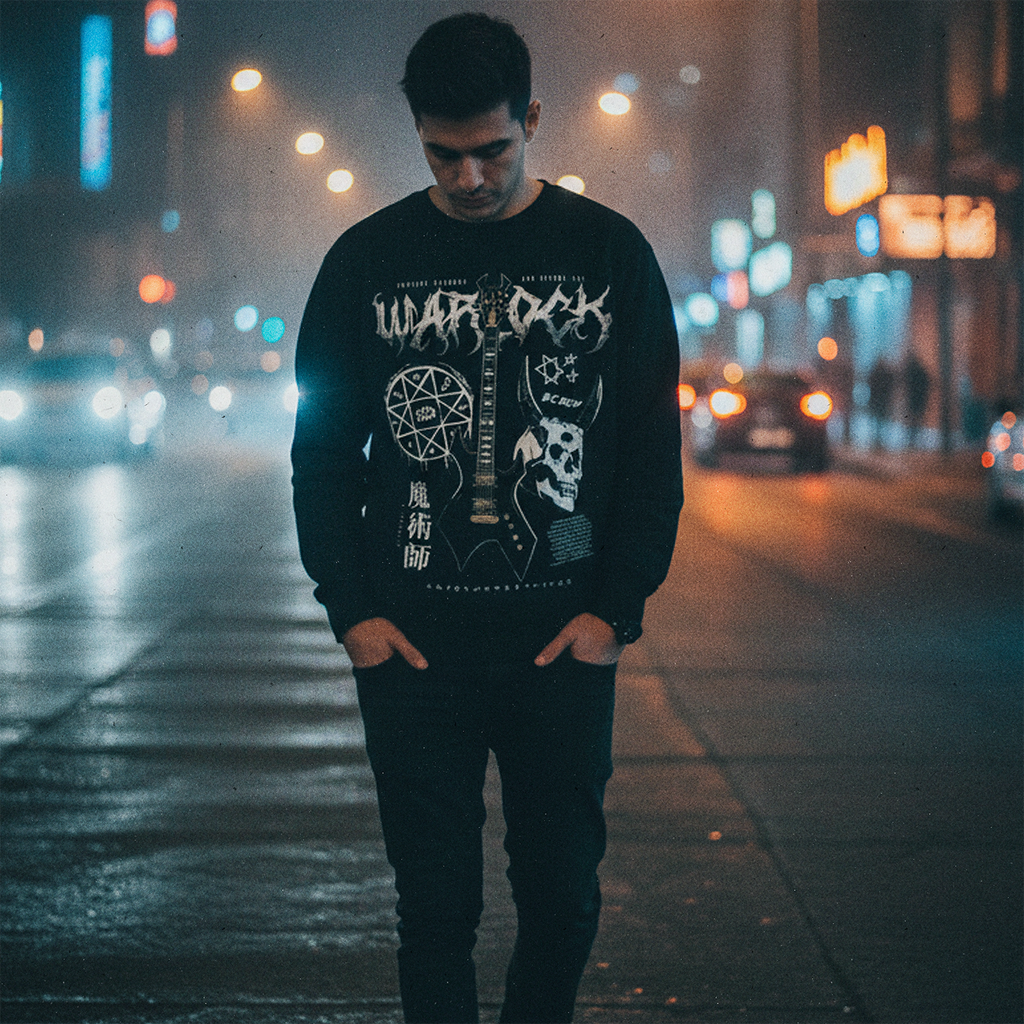 hombre caminando por la calle con poleron de Guitarra Warlock BC Rich Exclusivo Ritmoculto