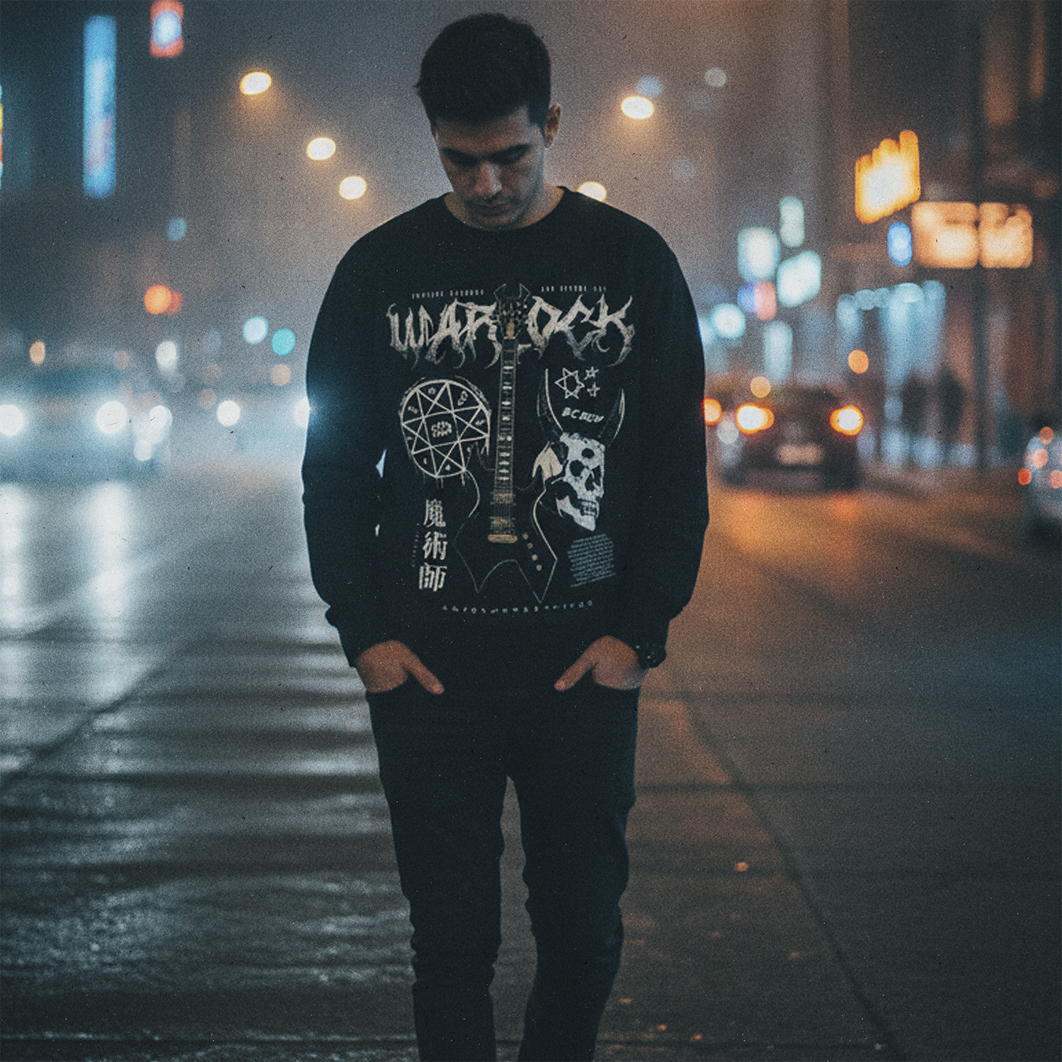 hombre caminando por la calle con poleron de Guitarra Warlock BC Rich Exclusivo Ritmoculto