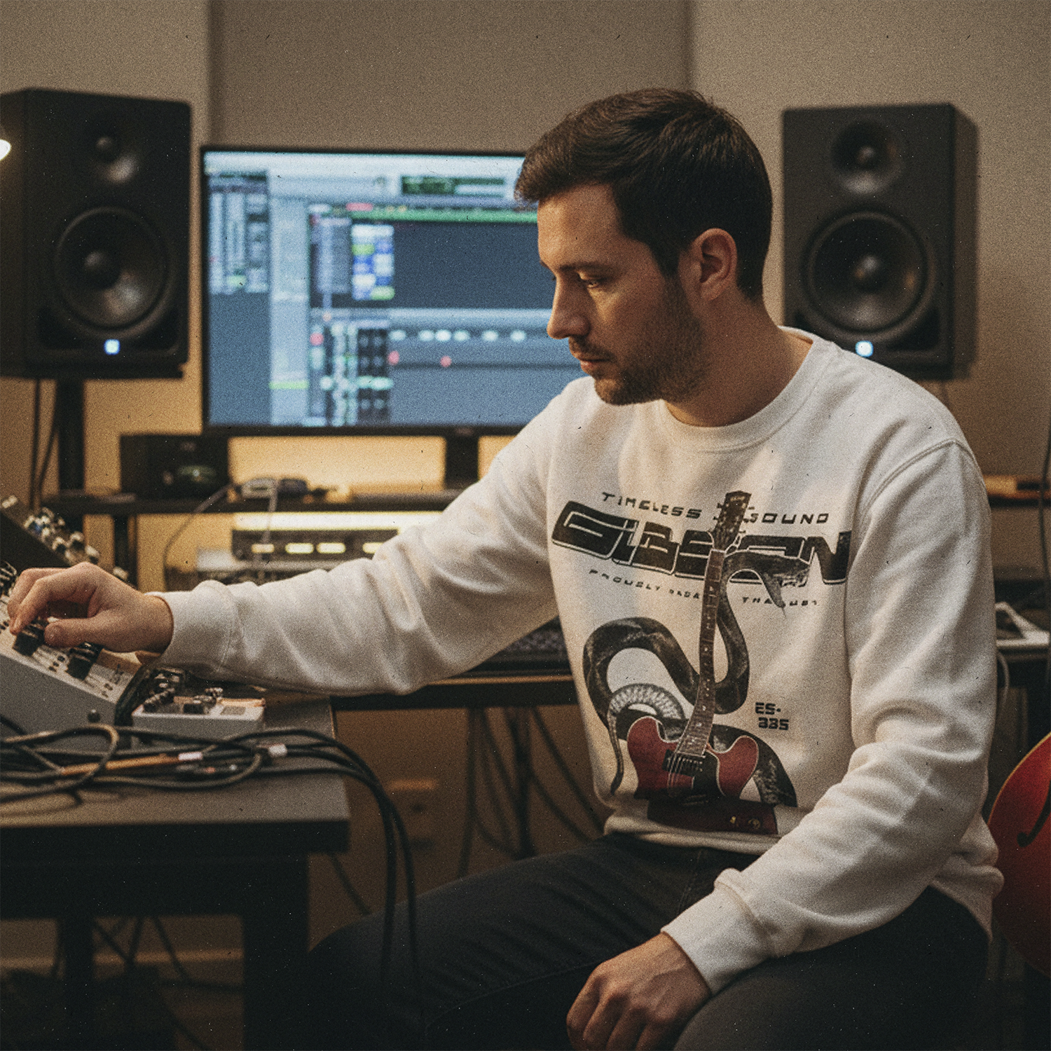 hombre en home studio con el Poleron Gibson ES-335 exclusivo Ritmoculto
