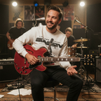 hombre en sala de ensayo con el Poleron Gibson ES-335 exclusivo Ritmoculto