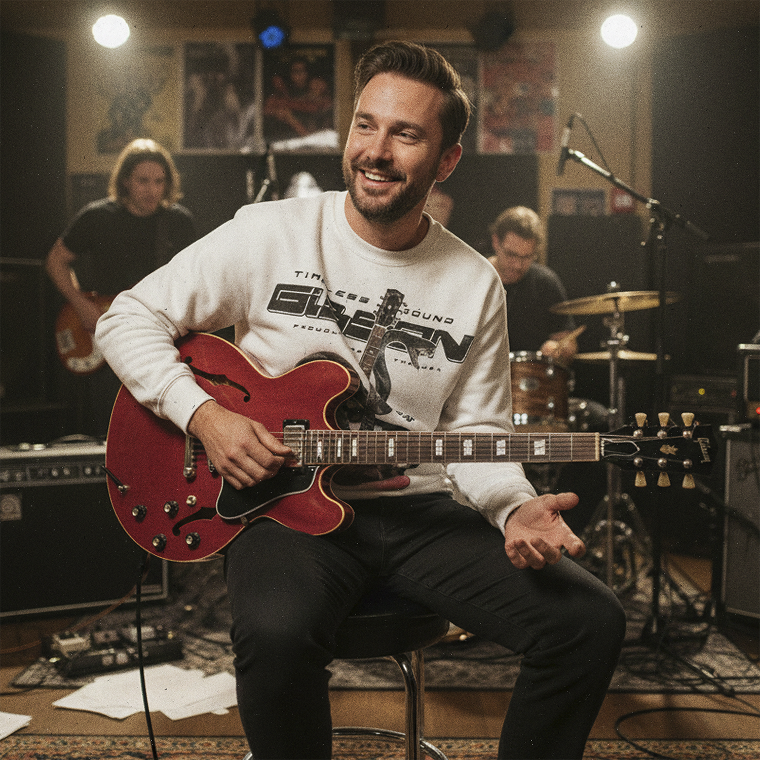 hombre en sala de ensayo con el Poleron Gibson ES-335 exclusivo Ritmoculto