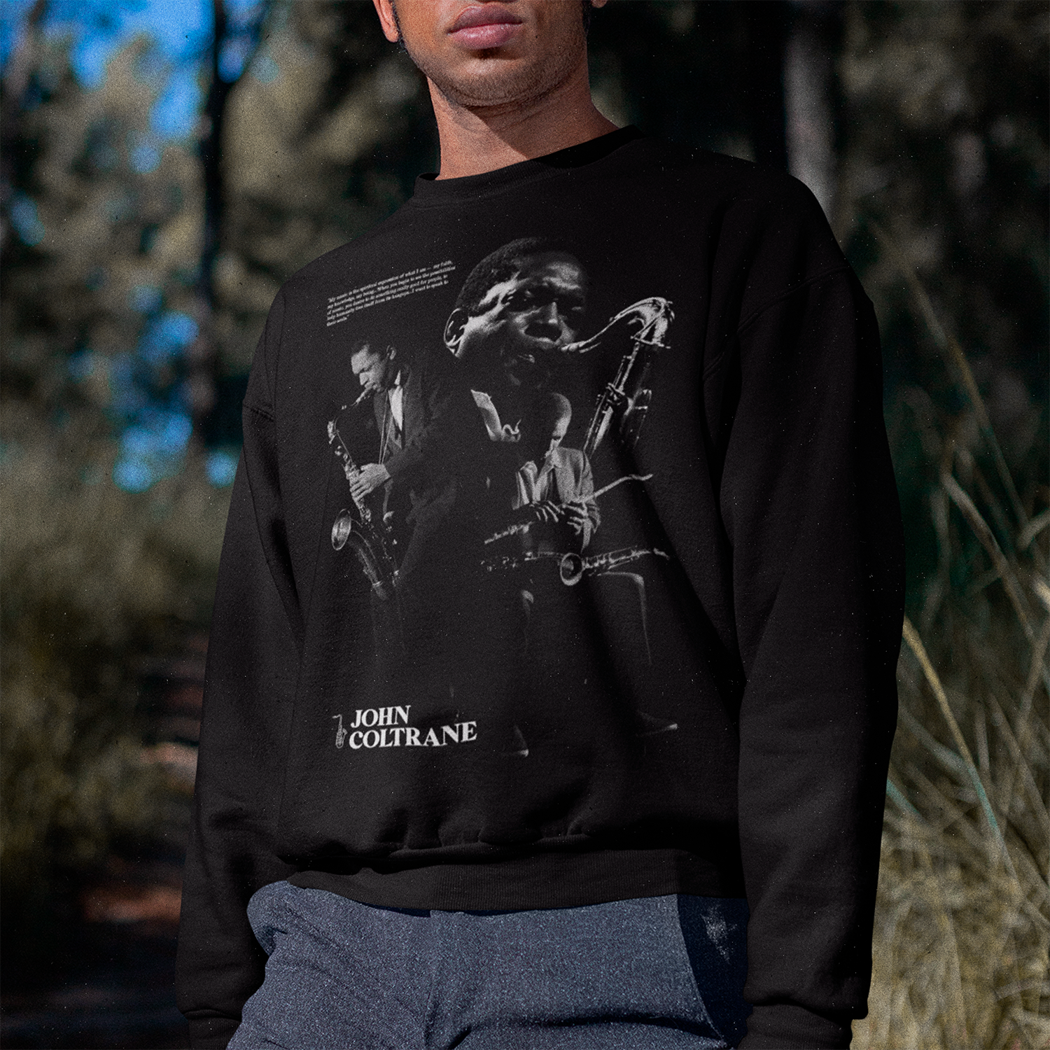 hombre usando poleron polo negro de john coltrane exclusivo de ritmoculto