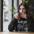 mujer alternativa tomando cafe en santiago con Poleron Exclusivo Guitarra Warlock BC Rich Exclusivo Ritmoculto