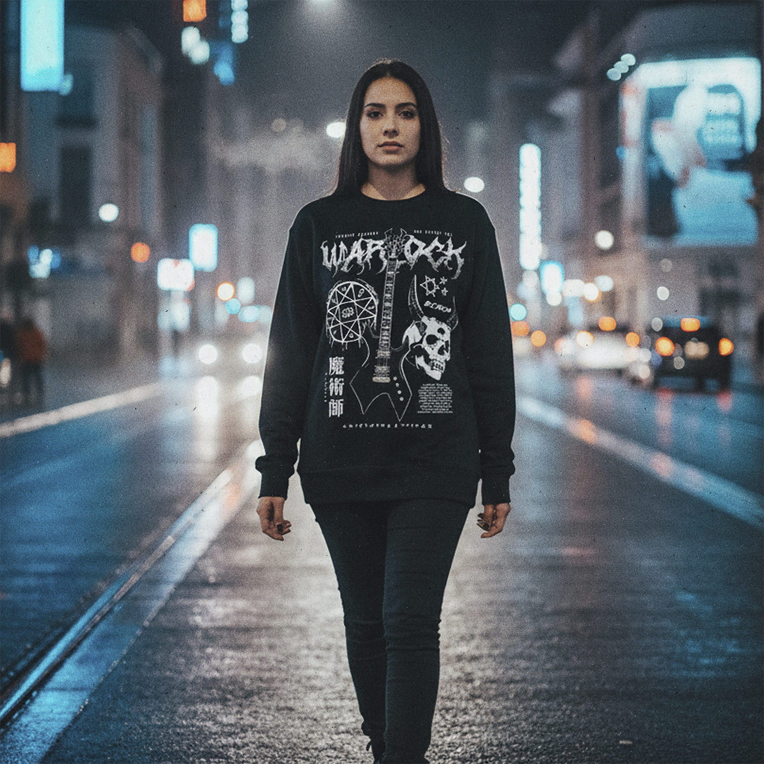 mujer caminando por la calle con poleron de Guitarra Warlock BC Rich Exclusivo Ritmoculto