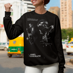 mujer usando poleron polo negro de john coltrane exclusivo de ritmoculto